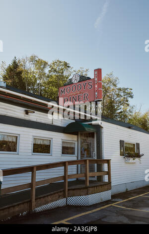 Waldoboro, Maine - 26. September 2019: Die Außenseite des Moody's Diner aus der Route 1 an einem kühlen Herbsttag in Waldoboro, Maine Stockfoto