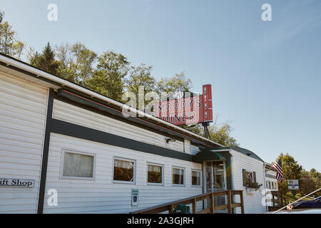 Waldoboro, Maine - 26. September 2019: Die Außenseite des Moody's Diner aus der Route 1 an einem kühlen Herbsttag in Waldoboro, Maine Stockfoto