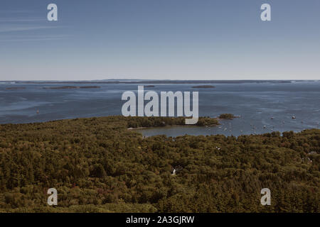 Mit Blick auf die Penobscot Bay vom Gipfel des Mt Battie im Camden Hills Stat Park in Camden, Maine. Stockfoto