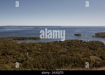 Mit Blick auf die Penobscot Bay vom Gipfel des Mt Battie im Camden Hills Stat Park in Camden, Maine. Stockfoto