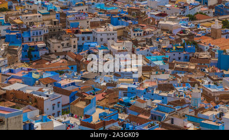 Ein Bild der gestapelten Dächer und Häuser von Chefchaouen. Stockfoto