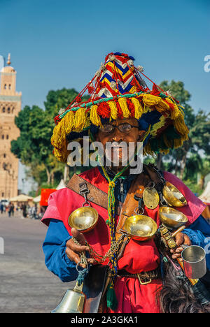 Marrakesch, Marokko - Januar 17, 2019: Bunte Wasserträger in. Marrakesch, Marokko Stockfoto
