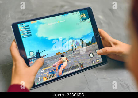 Bischkek, Kirgisistan - Januar 21, 2019: Frau spielen pubg Coop multiplayer Battle Royale Game auf Apple ios Tablet iPad Pro Stockfoto