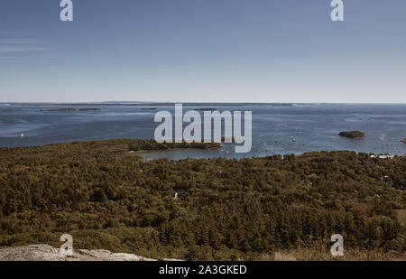 Mit Blick auf die Penobscot Bay vom Gipfel des Mt Battie im Camden Hills Stat Park in Camden, Maine. Stockfoto