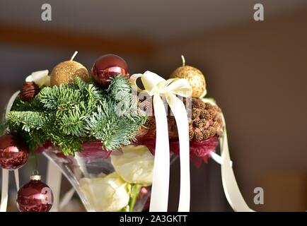 Adventskranz mit goldenen Kerzen auf den Zweigen Fichte. Stockfoto