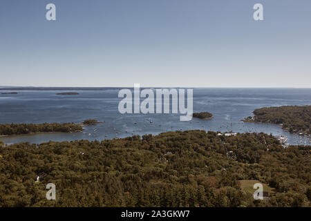 Mit Blick auf die Penobscot Bay vom Gipfel des Mt Battie im Camden Hills Stat Park in Camden, Maine. Stockfoto