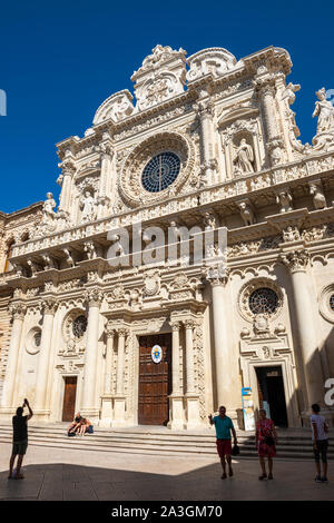 Touristen vor der Basilika von Santa Croce (Kirche des Heiligen Kreuzes) auf Via Umberto I in Lecce, Apulien (Puglia) im südlichen Italien Stockfoto