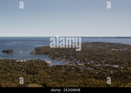 Mit Blick auf die Penobscot Bay vom Gipfel des Mt Battie im Camden Hills Stat Park in Camden, Maine. Stockfoto