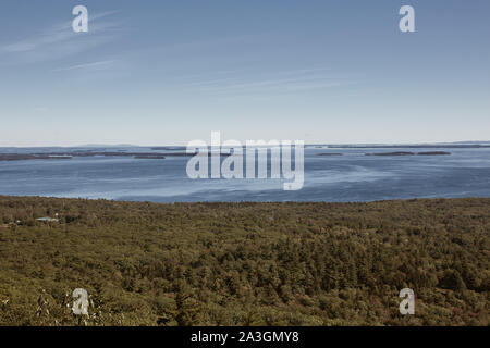 Mit Blick auf die Penobscot Bay vom Gipfel des Mt Battie im Camden Hills Stat Park in Camden, Maine. Stockfoto