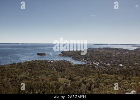 Mit Blick auf die Penobscot Bay vom Gipfel des Mt Battie im Camden Hills State Park in Camden, Maine. Stockfoto