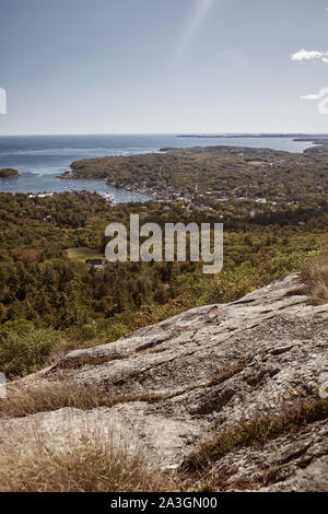 Mit Blick auf die Penobscot Bay vom Gipfel des Mt Battie im Camden Hills Stat Park in Camden, Maine. Stockfoto