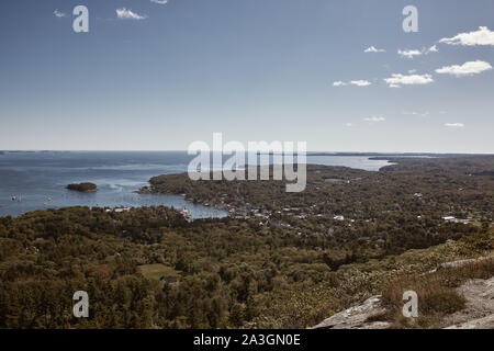 Mit Blick auf die Penobscot Bay vom Gipfel des Mt Battie im Camden Hills Stat Park in Camden, Maine. Stockfoto