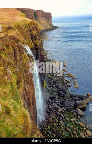 Vereinigtes Königreich, Schottland, Highlands, Hebriden, Isle of Skye, Trotternish, Staffin, Mealt fällt und Kilt Rock Stockfoto
