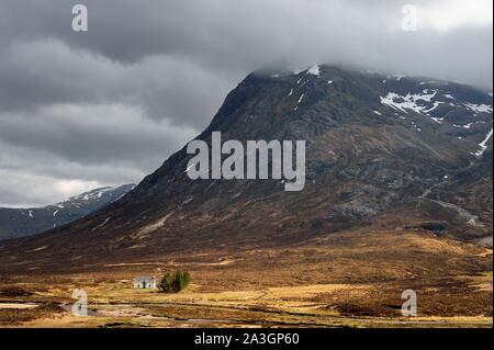 Vereinigtes Königreich, Schottland, Highland, Glencoe, isolierten Haus in den Höhen des Glen Coe Tal Stockfoto