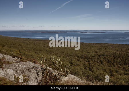 Mit Blick auf die Penobscot Bay vom Gipfel des Mt Battie im Camden Hills Stat Park in Camden, Maine. Stockfoto