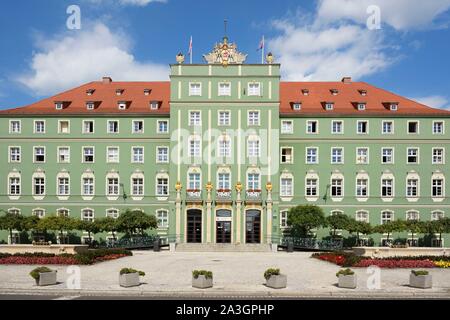 Polen, Westpommern, Smolecin (Szczecin), grüne Fassade des Rathauses Stockfoto