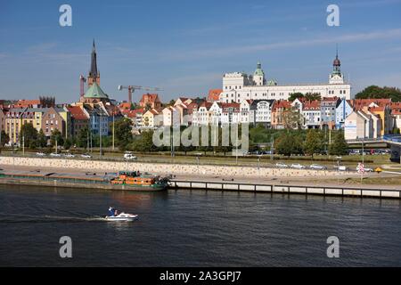 Polen, Westpommern, Smolecin (Szczecin), Oder touristische Docks (Piast Boulevard) mit der Altstadt und im Hintergrund das Schloss der Pommerschen Herzöge Stockfoto