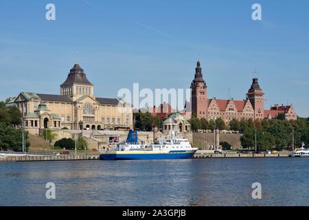 Polen, Westpommern, Smolecin (Szczecin), Oder und der Stadtmauer von Boleslaw Chrobry genannt ich den Mutigen, der erste polnische König Boleslaw Chrobry, ich mit dem Gebäude des Nationalen Museums, Theater und das Gebäude der Abteilung (Westpommern Westpommern) Stockfoto