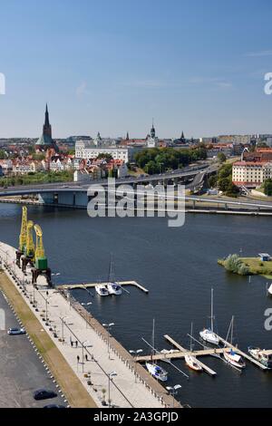 Polen, Westpommern, Smolecin (Szczecin), Oder touristische Docks (Piast Boulevard) mit der Altstadt und im Hintergrund das Schloss der Pommerschen Herzöge Stockfoto