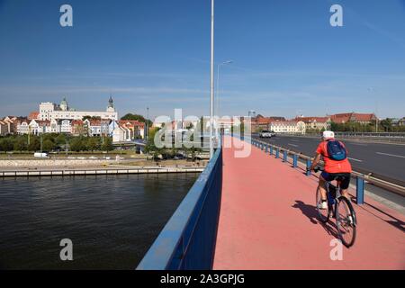 Polen, Westpommern, Smolecin (Szczecin), Brücke über die Oder touristische Docks (Piast Boulevard) mit der Altstadt und im Hintergrund das Schloss der Pommerschen Herzöge Stockfoto