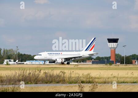 Frankreich, Nord, Lesquin, Flughafen Lille-Lesquin, Air France Flugzeug Landung Stockfoto