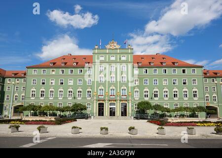 Polen, Westpommern, Smolecin (Szczecin), grüne Fassade des Rathauses Stockfoto