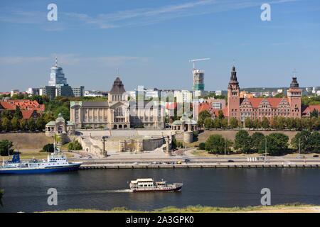 Polen, Westpommern, Smolecin (Szczecin), Oder und der Stadtmauer von Boleslaw Chrobry genannt ich den Mutigen, der erste polnische König Boleslaw Chrobry, ich mit dem Gebäude des Nationalen Museums, Theater und das Gebäude der Abteilung (Westpommern Westpommern) Stockfoto