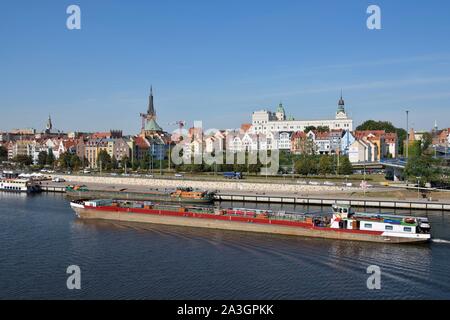 Polen, Westpommern, Smolecin (Szczecin), Oder touristische Docks (Piast Boulevard) mit der Altstadt und im Hintergrund das Schloss der Pommerschen Herzöge Stockfoto