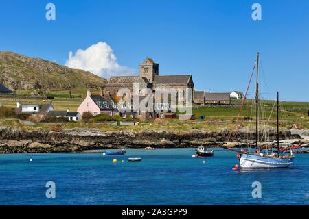 Vereinigtes Königreich, Schottland, Highland, Innere Hebriden, Isle of Iona gegenüber der Insel Mull, Iona Abbey auf der Meerseite Stockfoto