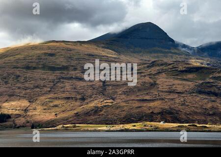 Vereinigtes Königreich, Schottland, Highland, Innere Hebriden, Isle of Mull, traditionellen Haus am Rande des Loch Scridain Stockfoto