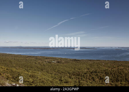 Mit Blick auf die Penobscot Bay vom Gipfel des Mt Battie im Camden Hills Stat Park in Camden, Maine. Stockfoto