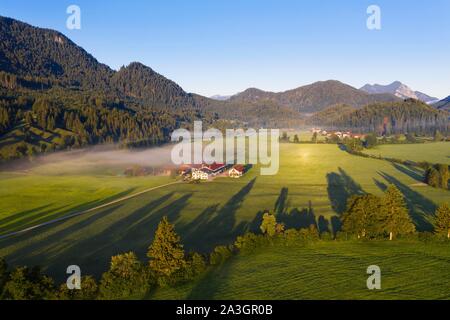 Jachenau im Morgenlicht, Isarwinkel, Luftaufnahme, Oberbayern, Bayern, Deutschland Stockfoto