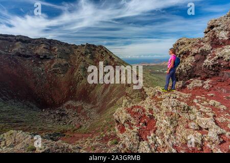 Spanien, Kanarische Inseln, Lanzarote, Biosphärenreservat, Monte Corona, Frau üben Wandern Stockfoto