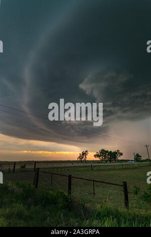 Rotierende Gewitter (supercell) im nordwestlichen Oklahoma bei Sonnenuntergang Stockfoto