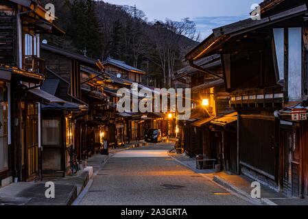 Alten, traditionellen Dorf der Nakasendo, Central Mountain Route am Abend, Narai-juku, Kiso Tal, Nagano, Japan Stockfoto