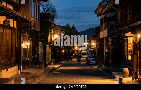 Alten, traditionellen Dorf der Nakasendo, Central Mountain Route am Abend, Narai-juku, Kiso Tal, Nagano, Japan Stockfoto