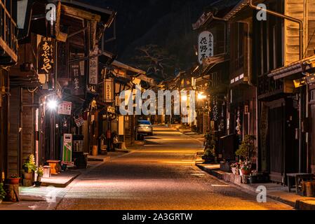 Alten, traditionellen Dorf der Nakasendo, Central Mountain Route am Abend, Narai-juku, Kiso Tal, Nagano, Japan Stockfoto