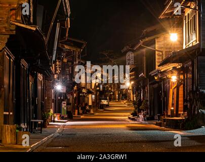 Alten, traditionellen Dorf der Nakasendo, Central Mountain Route am Abend, Narai-juku, Kiso Tal, Nagano, Japan Stockfoto