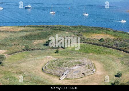 Frankreich, Morbihan, La Trinité-sur-Mer, Petit Mont Cairn (Luftbild) Stockfoto