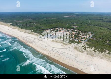 Frankreich, Gironde, Lacanau, Hourtin Plage, dem Strand, den Dünen und dem Kiefernwald (Luftbild) Stockfoto