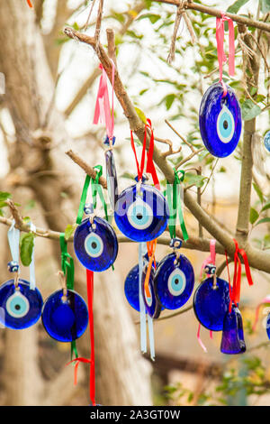 Die Zweige der alten Baum dekoriert mit dem Auge-geformten Amulette - Nazars, aus blauem Glas und geglaubt, gegen den bösen Blick in Göreme zu schützen. Stockfoto