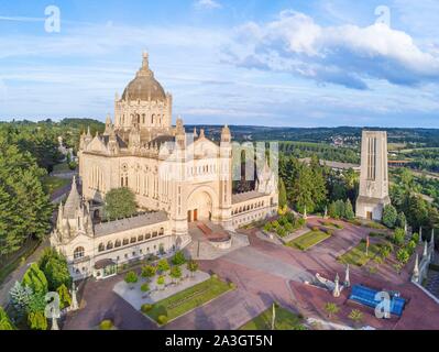 Frankreich, Calvados, Lisieux, Basilika der hl. Therese von Lisieux, eine der größten Kirchen im 20. Jahrhundert erbaut (Luftbild) Stockfoto