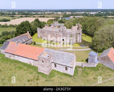 Frankreich, Manche, Cotentin, Pirou Schloss aus dem 12. Jh. (Luftbild) Stockfoto