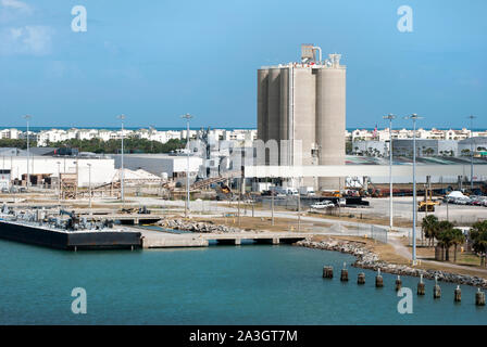Die industrielle Aussicht auf Port Canaveral mit Cape Canaveral Stadt in einem Hintergrund (Florida). Stockfoto