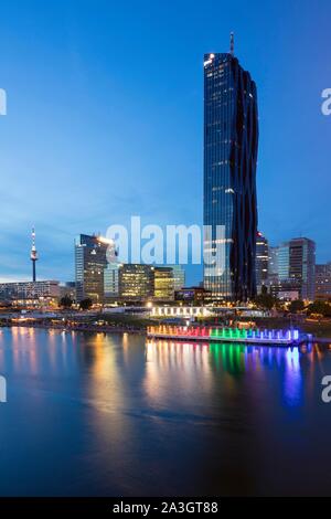 Donau mit Copa Strand, Donauturm, DC-Towers, Nachtaufnahme, SPÖ, Wien, Österreich Stockfoto