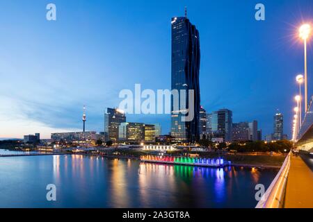 Donau mit Copa Strand, Donauturm, DC-Towers, Nachtaufnahme, SPÖ, Wien, Österreich Stockfoto