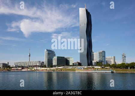 Donau mit Copa Strand, Donauturm, DC-Towers, SPÖ, Wien, Österreich Stockfoto