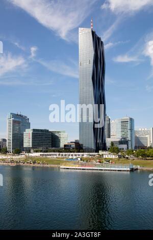 Donau mit Copa Strand, Donauturm, DC-Towers, SPÖ, Wien, Österreich Stockfoto