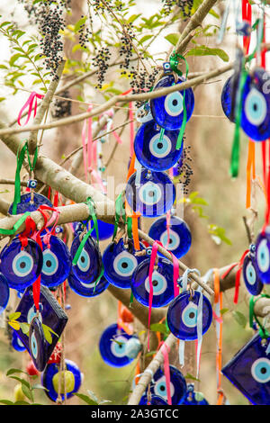 Die Zweige der alten Baum dekoriert mit dem Auge-geformten Amulette - Nazars, aus blauem Glas und geglaubt, gegen den bösen Blick in Göreme zu schützen. Stockfoto