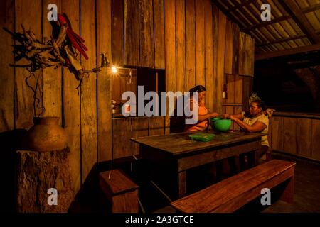 Kolumbien, Vichada, Puerto Carreno, Ventana finden auf der Orenoco Flusses, Köche der Hacienda lodge Vorbereitung Diner Stockfoto